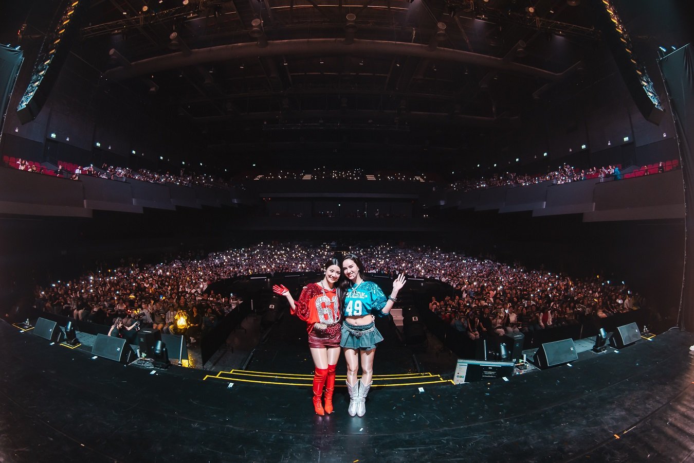 โมเมนต์รักล้นฮอลล์! "จินนี่-เจน่า" เสิร์ฟแฟนคอนคู่ครั้งแรก โชว์ครบรสพร้อมแขกรับเชิญคุณภาพ ในงาน "GINNYJAYNA [HEART TO HEART] FANCON"